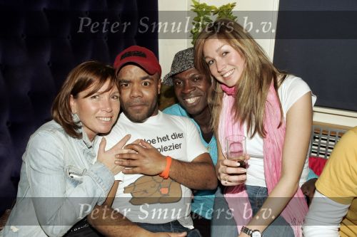 Amsterdam 1 maart 2005
Feestje van Gotcha met Georgina Verbaan.
Do zangeres met moeder en Chris Sixpack
Dominique v Hulst