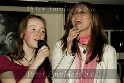 Amsterdam 1 maart 2005
Feestje van Gotcha met Georgina Verbaan.
Do zangeres met Hanna  
Dominique v Hulst