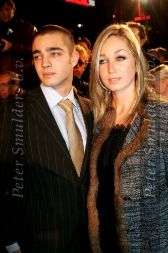 Amsterdam 8 november 2004
Premiere Bridget Jones  in tuschinski.
Do zangeres met een vriend
Dominique v Hulst