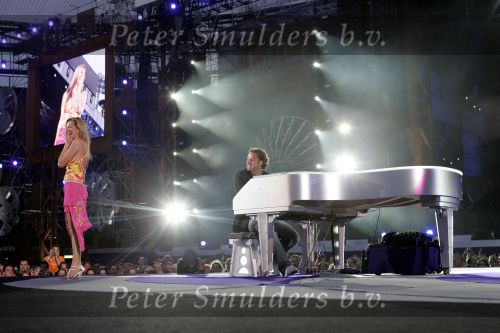 Rotterdam 10 juni 2004
Optreden Marco Borsato in de kuip.  Do zangeres en John Ewbank
Dominique v Hulst