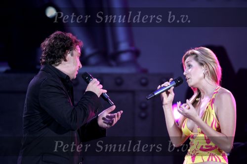 Rotterdam 10 juni 2004
Marco Borsato in de kuip. Do zangeres met Marco
Dominique v Hulst