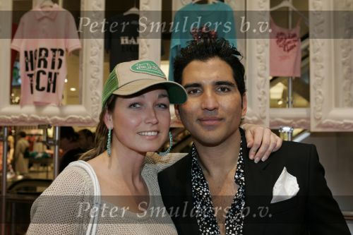Amsterdam 14 april 2005
Marie Claire 15 jaar oud. Verkoop t shirts t.b.v. kankerbestrijding.
Do zangeres met petje en Rodrigo Otazu
Peter Smulders bv