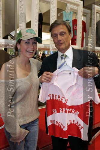 Amsterdam 14 april 2005
Marie Claire 15 jaar oud. Verkoop t shirts t.b.v. kankerbestrijding.
Do zangeres met petje en hr Pim de Wit (sanoma)
Dominique v Hulst