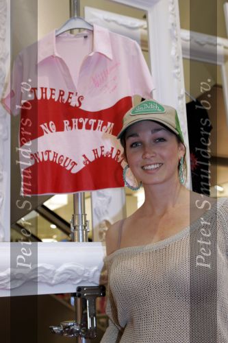 Amsterdam 14 april 2005
Marie Claire 15 jaar oud. Verkoop t shirts t.b.v. kankerbestrijding.
Do zangeres
Peter Smulders bv