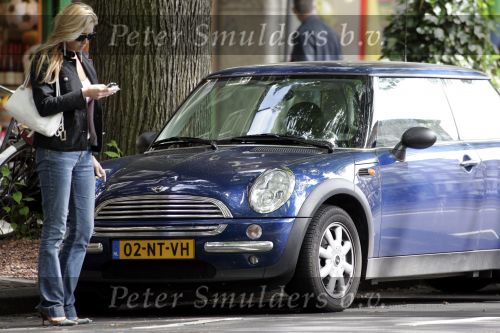 Amsterdam 17 juni 2004
Zangeres Do in haar mini cooper op de beethovenstraat.
Dominique v Hulst