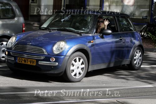 Amsterdam 17 juni 2004
Zangeres Do in haar mini cooper op de beethovenstraat.
Peter Smulders bv