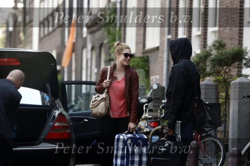 Amsterdam Schiphol 1 mei 2009
Doutzen Kroes heeft samen met haar vriend Greg Andrews Koninginnedag 2009 gevierd in Amsterdam. Zij vloog de volgende dag naar het Filmfestival in 
Cannes (Fr.)