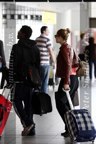 Amsterdam Schiphol 1 mei 2009
Doutzen Kroes heeft samen met haar vriend Greg Andrews Koninginnedag 2009 gevierd in Amsterdam. Zij vloog de volgende dag naar het Filmfestival in 
Cannes (Fr.)