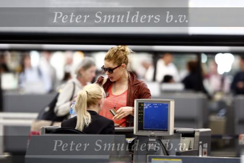 Amsterdam Schiphol 1 mei 2009
Doutzen Kroes heeft samen met haar vriend Greg Andrews Koninginnedag 2009 gevierd in Amsterdam. Zij vloog de volgende dag naar het Filmfestival in 
Cannes (Fr.)