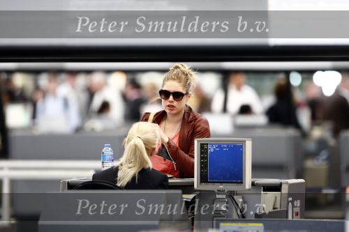 Amsterdam Schiphol 1 mei 2009
Doutzen Kroes heeft samen met haar vriend Greg Andrews Koninginnedag 2009 gevierd in Amsterdam. Zij vloog de volgende dag naar het Filmfestival in 
Cannes (Fr.)