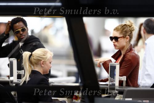 Amsterdam Schiphol 1 mei 2009
Doutzen Kroes heeft samen met haar vriend Greg Andrews Koninginnedag 2009 gevierd in Amsterdam. Zij vloog de volgende dag naar het Filmfestival in 
Cannes (Fr.)