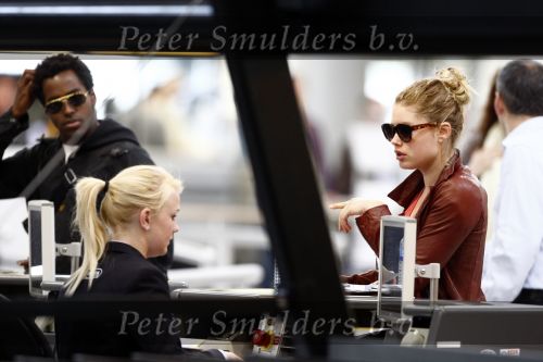 Amsterdam Schiphol 1 mei 2009
Doutzen Kroes heeft samen met haar vriend Greg Andrews Koninginnedag 2009 gevierd in Amsterdam. Zij vloog de volgende dag naar het Filmfestival in 
Cannes (Fr.)