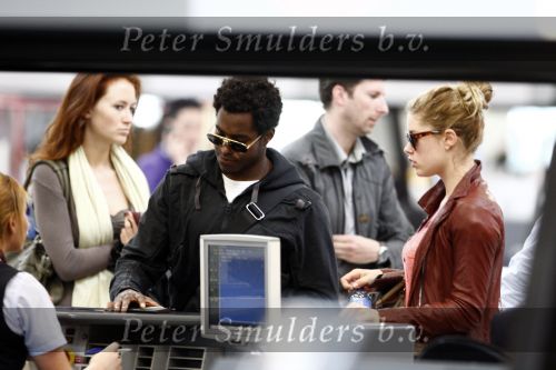 Amsterdam Schiphol 1 mei 2009
Doutzen Kroes heeft samen met haar vriend Greg Andrews Koninginnedag 2009 gevierd in Amsterdam. Zij vloog de volgende dag naar het Filmfestival in 
Cannes (Fr.)