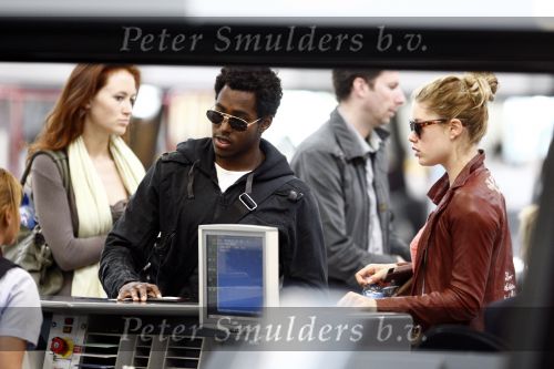 Amsterdam Schiphol 1 mei 2009
Doutzen Kroes heeft samen met haar vriend Greg Andrews Koninginnedag 2009 gevierd in Amsterdam. Zij vloog de volgende dag naar het Filmfestival in 
Cannes (Fr.)