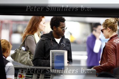Amsterdam Schiphol 1 mei 2009
Doutzen Kroes heeft samen met haar vriend Greg Andrews Koninginnedag 2009 gevierd in Amsterdam. Zij vloog de volgende dag naar het Filmfestival in 
Cannes (Fr.)