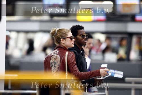 Amsterdam Schiphol 1 mei 2009
Doutzen Kroes heeft samen met haar vriend Greg Andrews Koninginnedag 2009 gevierd in Amsterdam. Zij vloog de volgende dag naar het Filmfestival in 
Cannes (Fr.)