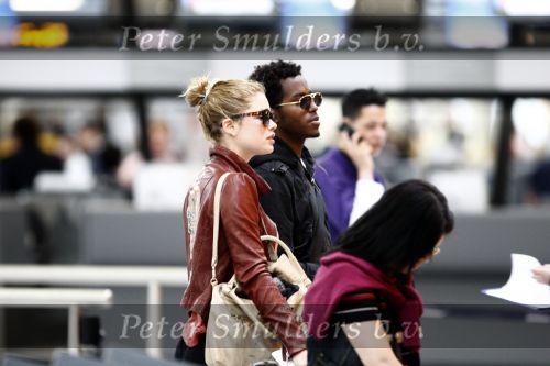 Amsterdam Schiphol 1 mei 2009
Doutzen Kroes heeft samen met haar vriend Greg Andrews Koninginnedag 2009 gevierd in Amsterdam. Zij vloog de volgende dag naar het Filmfestival in 
Cannes (Fr.)