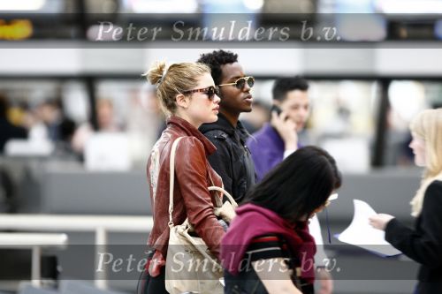 Amsterdam Schiphol 1 mei 2009
Doutzen Kroes heeft samen met haar vriend Greg Andrews Koninginnedag 2009 gevierd in Amsterdam. Zij vloog de volgende dag naar het Filmfestival in 
Cannes (Fr.)