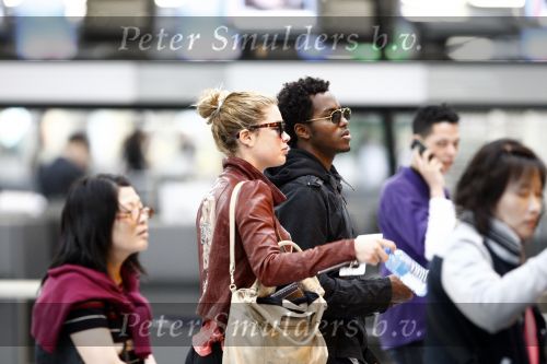 Amsterdam Schiphol 1 mei 2009
Doutzen Kroes heeft samen met haar vriend Greg Andrews Koninginnedag 2009 gevierd in Amsterdam. Zij vloog de volgende dag naar het Filmfestival in 
Cannes (Fr.)
