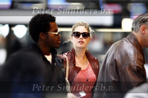 Amsterdam Schiphol 1 mei 2009
Doutzen Kroes heeft samen met haar vriend Greg Andrews Koninginnedag 2009 gevierd in Amsterdam. Zij vloog de volgende dag naar het Filmfestival in 
Cannes (Fr.)