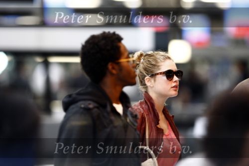 Amsterdam Schiphol 1 mei 2009
Doutzen Kroes heeft samen met haar vriend Greg Andrews Koninginnedag 2009 gevierd in Amsterdam. Zij vloog de volgende dag naar het Filmfestival in 
Cannes (Fr.)