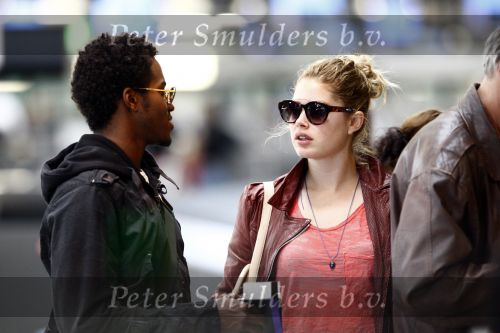 Amsterdam Schiphol 1 mei 2009
Doutzen Kroes heeft samen met haar vriend Greg Andrews Koninginnedag 2009 gevierd in Amsterdam. Zij vloog de volgende dag naar het Filmfestival in 
Cannes (Fr.)