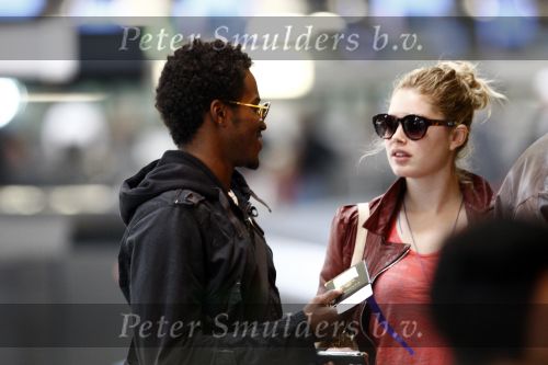 Amsterdam Schiphol 1 mei 2009
Doutzen Kroes heeft samen met haar vriend Greg Andrews Koninginnedag 2009 gevierd in Amsterdam. Zij vloog de volgende dag naar het Filmfestival in 
Cannes (Fr.)