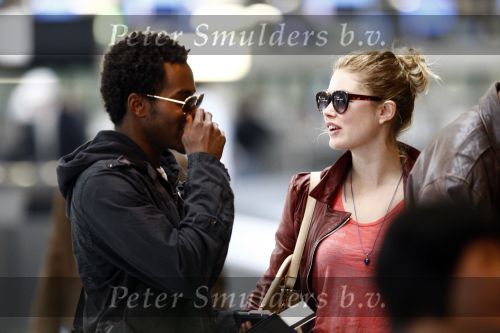 Amsterdam Schiphol 1 mei 2009
Doutzen Kroes heeft samen met haar vriend Greg Andrews Koninginnedag 2009 gevierd in Amsterdam. Zij vloog de volgende dag naar het Filmfestival in 
Cannes (Fr.)