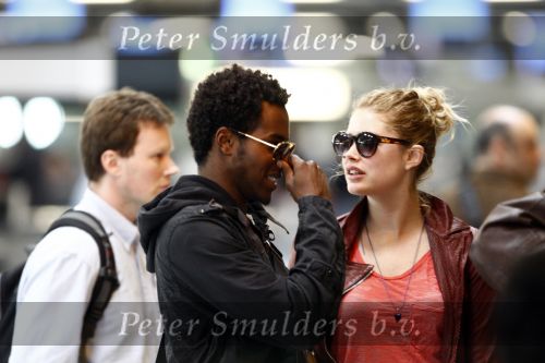 Amsterdam Schiphol 1 mei 2009
Doutzen Kroes heeft samen met haar vriend Greg Andrews Koninginnedag 2009 gevierd in Amsterdam. Zij vloog de volgende dag naar het Filmfestival in 
Cannes (Fr.)