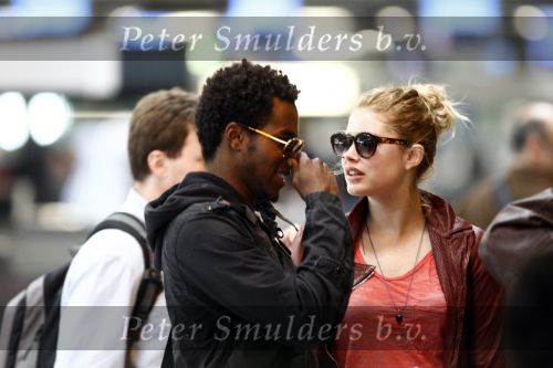 Amsterdam Schiphol 1 mei 2009
Doutzen Kroes heeft samen met haar vriend Greg Andrews Koninginnedag 2009 gevierd in Amsterdam. Zij vloog de volgende dag naar het Filmfestival in 
Cannes (Fr.)