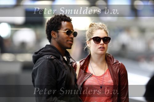 Amsterdam Schiphol 1 mei 2009
Doutzen Kroes heeft samen met haar vriend Greg Andrews Koninginnedag 2009 gevierd in Amsterdam. Zij vloog de volgende dag naar het Filmfestival in 
Cannes (Fr.)