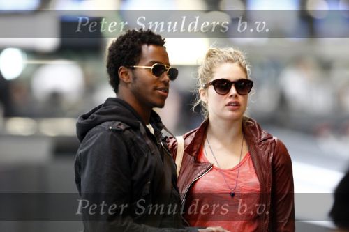 Amsterdam Schiphol 1 mei 2009
Doutzen Kroes heeft samen met haar vriend Greg Andrews Koninginnedag 2009 gevierd in Amsterdam. Zij vloog de volgende dag naar het Filmfestival in 
Cannes (Fr.)