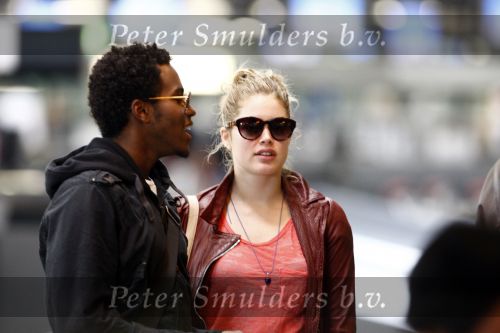Amsterdam Schiphol 1 mei 2009
Doutzen Kroes heeft samen met haar vriend Greg Andrews Koninginnedag 2009 gevierd in Amsterdam. Zij vloog de volgende dag naar het Filmfestival in 
Cannes (Fr.)