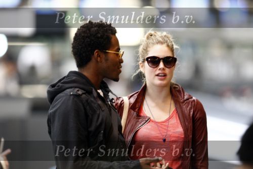 Amsterdam Schiphol 1 mei 2009
Doutzen Kroes heeft samen met haar vriend Greg Andrews Koninginnedag 2009 gevierd in Amsterdam. Zij vloog de volgende dag naar het Filmfestival in 
Cannes (Fr.)