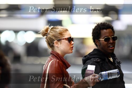 Amsterdam Schiphol 1 mei 2009
Doutzen Kroes heeft samen met haar vriend Greg Andrews Koninginnedag 2009 gevierd in Amsterdam. Zij vloog de volgende dag naar het Filmfestival in 
Cannes (Fr.)