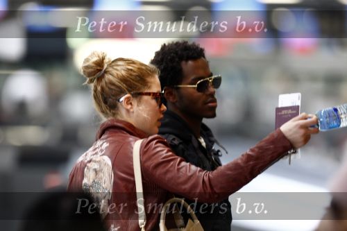 Amsterdam Schiphol 1 mei 2009
Doutzen Kroes heeft samen met haar vriend Greg Andrews Koninginnedag 2009 gevierd in Amsterdam. Zij vloog de volgende dag naar het Filmfestival in 
Cannes (Fr.)