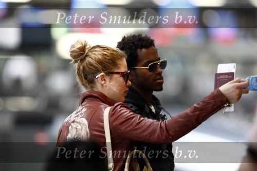 Amsterdam Schiphol 1 mei 2009
Doutzen Kroes heeft samen met haar vriend Greg Andrews Koninginnedag 2009 gevierd in Amsterdam. Zij vloog de volgende dag naar het Filmfestival in 
Cannes (Fr.)