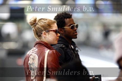 Amsterdam Schiphol 1 mei 2009
Doutzen Kroes heeft samen met haar vriend Greg Andrews Koninginnedag 2009 gevierd in Amsterdam. Zij vloog de volgende dag naar het Filmfestival in 
Cannes (Fr.)