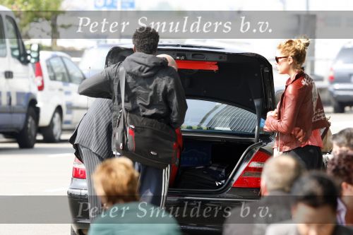 Amsterdam Schiphol 1 mei 2009
Doutzen Kroes heeft samen met haar vriend Greg Andrews Koninginnedag 2009 gevierd in Amsterdam. Zij vloog de volgende dag naar het Filmfestival in 
Cannes (Fr.)