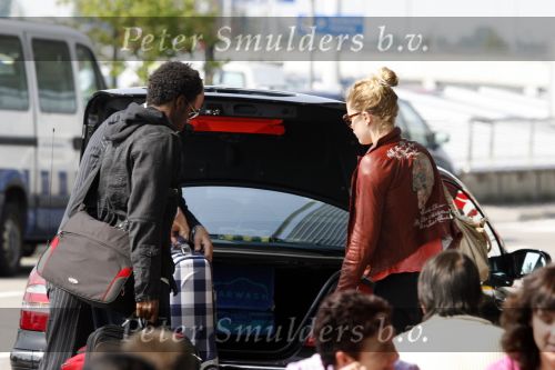 Amsterdam Schiphol 1 mei 2009
Doutzen Kroes heeft samen met haar vriend Greg Andrews Koninginnedag 2009 gevierd in Amsterdam. Zij vloog de volgende dag naar het Filmfestival in 
Cannes (Fr.)