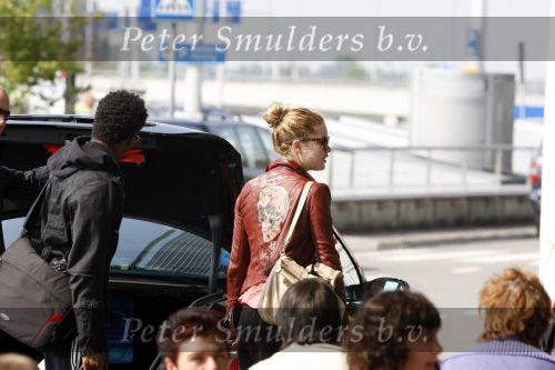 Amsterdam Schiphol 1 mei 2009
Doutzen Kroes heeft samen met haar vriend Greg Andrews Koninginnedag 2009 gevierd in Amsterdam. Zij vloog de volgende dag naar het Filmfestival in 
Cannes (Fr.)