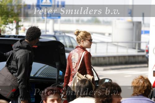 Amsterdam Schiphol 1 mei 2009
Doutzen Kroes heeft samen met haar vriend Greg Andrews Koninginnedag 2009 gevierd in Amsterdam. Zij vloog de volgende dag naar het Filmfestival in 
Cannes (Fr.)