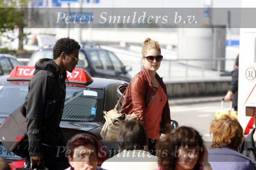 Amsterdam Schiphol 1 mei 2009
Doutzen Kroes heeft samen met haar vriend Greg Andrews Koninginnedag 2009 gevierd in Amsterdam. Zij vloog de volgende dag naar het Filmfestival in 
Cannes (Fr.)