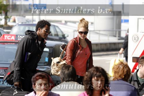 Amsterdam Schiphol 1 mei 2009
Doutzen Kroes heeft samen met haar vriend Greg Andrews Koninginnedag 2009 gevierd in Amsterdam. Zij vloog de volgende dag naar het Filmfestival in 
Cannes (Fr.)