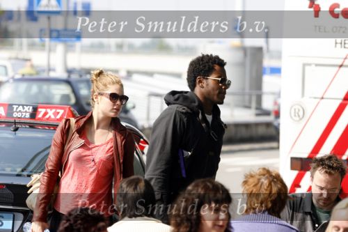 Amsterdam Schiphol 1 mei 2009
Doutzen Kroes heeft samen met haar vriend Greg Andrews Koninginnedag 2009 gevierd in Amsterdam. Zij vloog de volgende dag naar het Filmfestival in 
Cannes (Fr.)