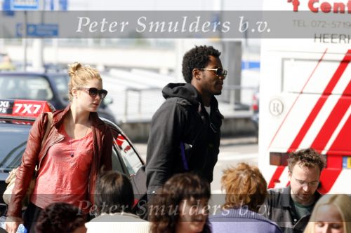 Amsterdam Schiphol 1 mei 2009
Doutzen Kroes heeft samen met haar vriend Greg Andrews Koninginnedag 2009 gevierd in Amsterdam. Zij vloog de volgende dag naar het Filmfestival in 
Cannes (Fr.)