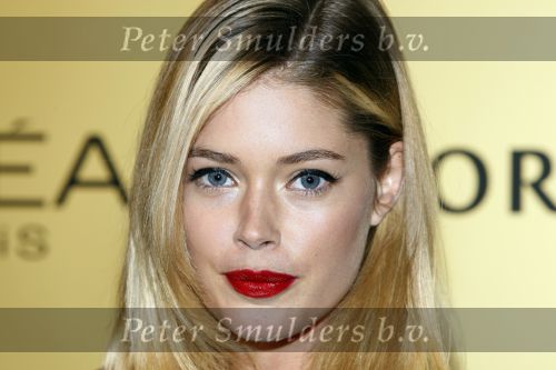 Amsterdam 15 november 2007
Doutzen Kroes wint award voor beste vrouwelijke model georganiseerd door Marie Claire. Haar ouders en zus waren erbij.
