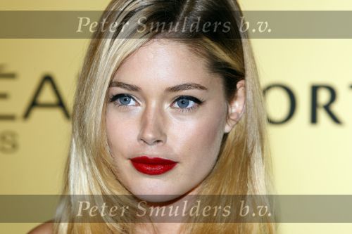 Amsterdam 15 november 2007
Doutzen Kroes wint award voor beste vrouwelijke model georganiseerd door Marie Claire. Haar ouders en zus waren erbij.
