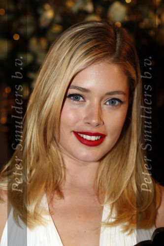 Amsterdam 15 november 2007
Doutzen Kroes wint award voor beste vrouwelijke model georganiseerd door Marie Claire. Haar ouders en zus waren erbij.