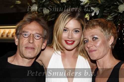 Amsterdam 15 november 2007
Doutzen Kroes wint award voor beste vrouwelijke model georganiseerd door Marie Claire. Haar ouders en zus waren erbij.